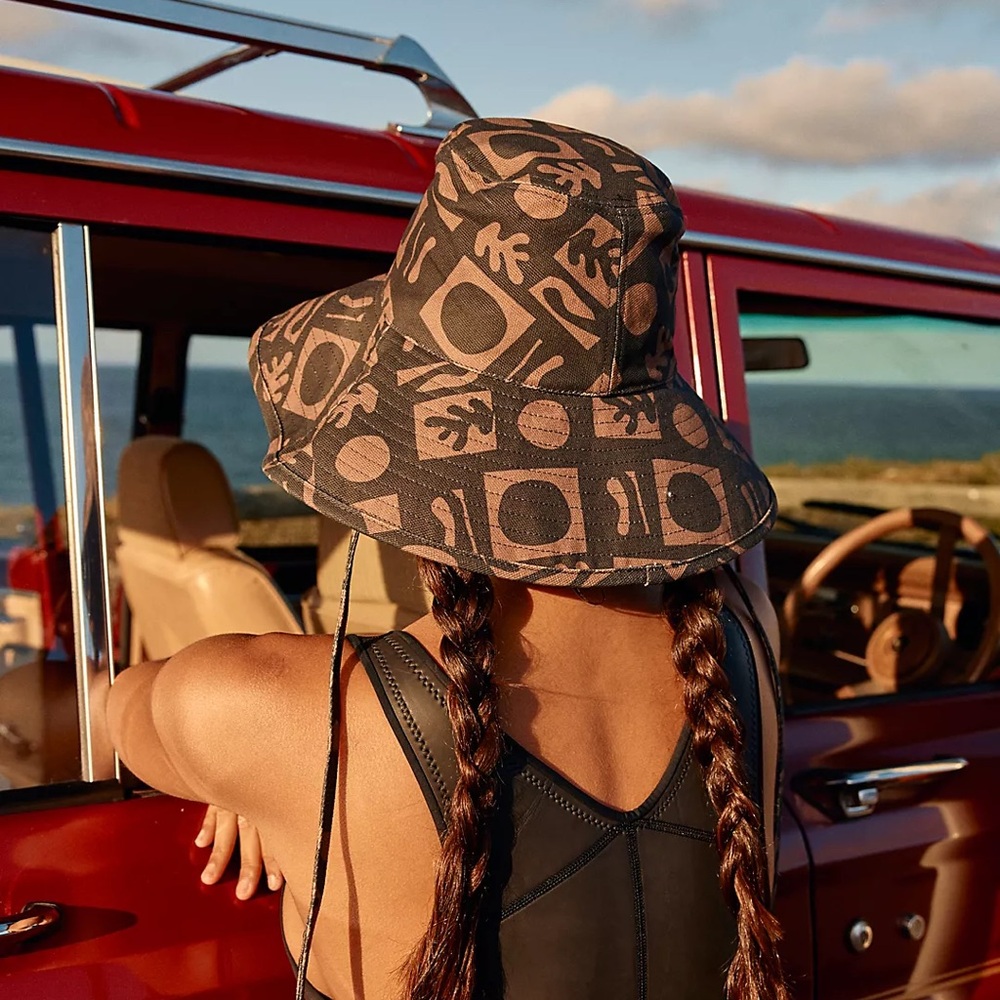 LACK OF COLOR Formes Holiday Bucket Hat in Black